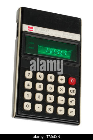 A partire dagli anni settanta calcolatrice tascabile. Semplici operazioni aritmetiche macchina, dispositivo palmare. Sharp ELSI MATE EL-8031. La parola perdite esplicitate sul display. Foto Stock