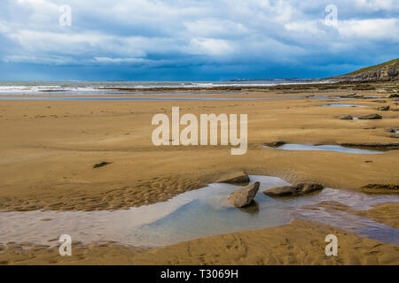 Dunraven Bay nei pressi di Southerndown sul Glamorgan Heritage costa, una popolare e attraente spiaggia nella Vale of Glamorgan nel Galles del Sud Foto Stock