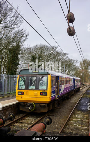 Pacer classe treno 142 alla stazione di Lancaster voce per Heysham Port Foto Stock