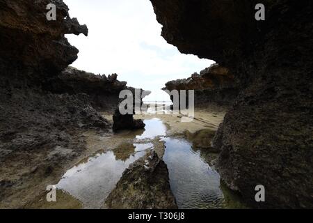 Le formazioni rocciose di Turtle Beach/Heron punto su Azura Quilalea isola privata, Quirimbas arcipelago, Mozambico, Africa Foto Stock