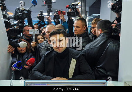 Ucraino candidato presidenziale, Volodymyr Zelensky visto circondato dai media durante il test del sangue per il contenuto nel corpo di alcol e di droghe. Il secondo turno delle elezioni presidenziali in Ucraina si terrà il 21 aprile. Foto Stock