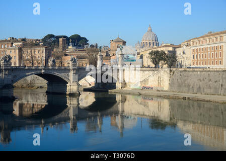 Ponte Vittorio Emanuele II ponte, sul fiume Tevere e il paesaggio urbano di Roma con la cupola della Basilica di San Pietro Roma Italia Foto Stock