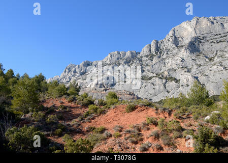 Affioramenti di ocra e scogliere a sud di Mont Sainte-Victoire o Sainte Victoire montagna, celebrato da Paul Cezanne, Aix-en-Provence Provence Francia Foto Stock