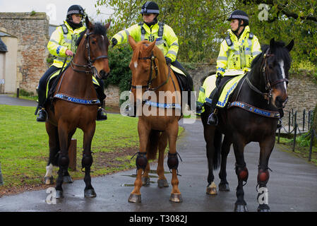 Montati gli ufficiali di polizia la preparazione per una sessione di fotografia presso il Palazzo del Vescovo in pozzetti, Somerset, Regno Unito Foto Stock