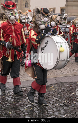 STUTTGART, Germania - 5 Marzo: batterista bass player in un marching band con giocatori vestito come gatti in parata sotto una leggera pioggia. Girato a Carnevale pa Foto Stock