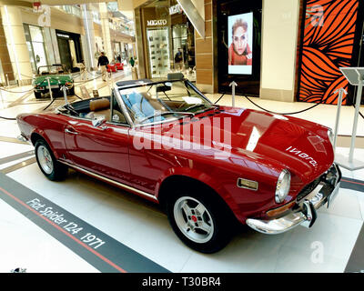 Athens, Grecia - 25 Marzo 2019: le auto vecchie exhibition, Fiat spider 124 nel centro commerciale di Atene, Grecia Foto Stock