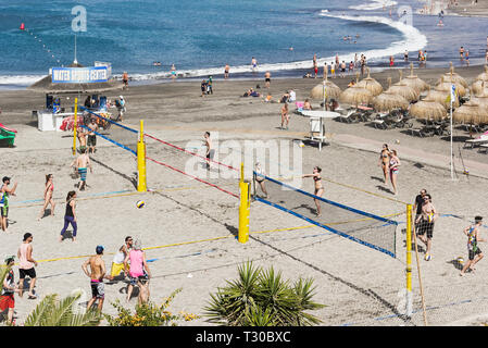 Pallavolo sulla spiaggia a Playa Fanabe Costa Adeje, Tenerife Foto Stock