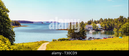 Hog Island Audubon Camp (a destra) è situato nella pittoresca Bassa si restringe di Muscongus Bay a Brema, Maine, Stati Uniti d'America. Foto Stock