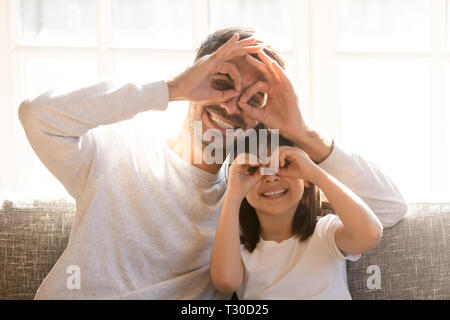 Padre e ragazzino figlia solcare i trucchi a casa Foto Stock