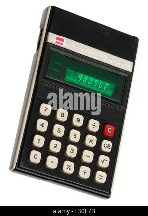 A partire dagli anni settanta calcolatrice tascabile. Semplici operazioni aritmetiche macchina, dispositivo palmare. Sharp ELSI MATE EL-8031. La parola Google esplicitate sul display. Foto Stock