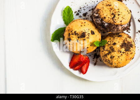 Vaniglia e cioccolato Ice Cream Sandwich, Il Gelato tra due biscotti, sfondo luminoso Foto Stock
