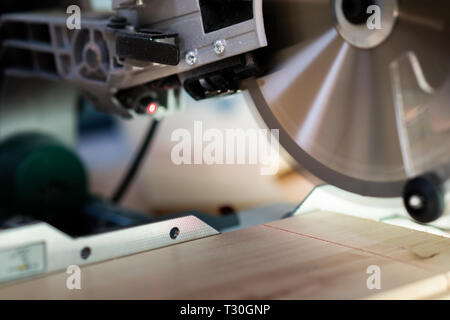 Moderna sega circolare elettrica in officina il taglio di legno Foto Stock