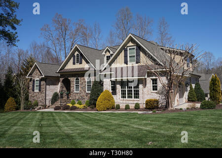 Casa suburbana con una pietra e mattoni esterno e un bel paesaggio in un quartiere di North Carolina Foto Stock