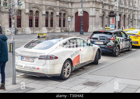 Vienna, Austria - Gennaio 15th, 2019: Veicoli elettrici taxi Tesla model s, Nissan Leaf e Hyundai in attesa di passeggeri in Vienna old icty center. S Foto Stock