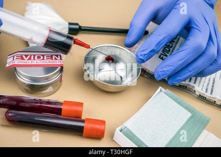 Polizia scientifica prende il campione di sangue al laboratorio attrezzatura forense, immagine concettuale Foto Stock