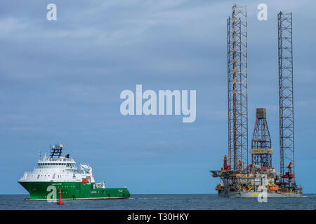 piattaforma di perforazione portata nell'estuario del tee dalla chiatta, nel nord dello yorkshire, regno unito Foto Stock