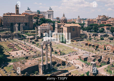Vista panoramica del Foro romano, noto anche da Forum Romanum o Foro Romano dal Colle Palatino. Si tratta di un forum circondato da resti di antichi di governo Foto Stock