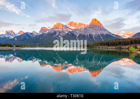 Tramonto nel Parco Nazionale di Banff. Alberta, Canada. Foto Stock