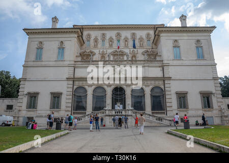 Roma, Italia - 22 Giugno 2018: vista panoramica della parte esterna della Galleria Borghese a Villa Borghese Foto Stock