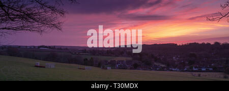 Sole primaverile al di sopra del villaggio di Hambledon, Hampshire nel South Downs National Park, Regno Unito Foto Stock