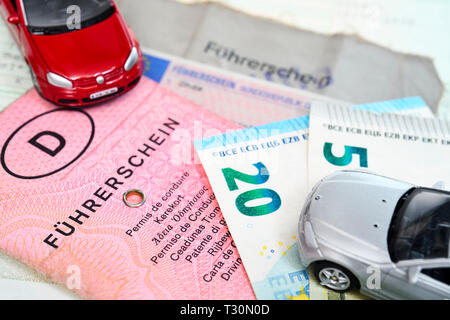 Il vecchio e di attualità tedesco la patente di guida di autovetture in miniatura e di banconote, costi di cambio per le vecchie patenti di guida, Alte und aktuelle deutsche Führersc Foto Stock