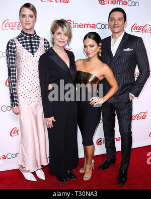 Las Vegas, Nevada, Stati Uniti d'America . 04 apr, 2019. Attori Mackenzie Davis, Linda Hamilton, Natalia Reyes e Gabriel Luna arrivano al CinemaCon Grande schermo Achievement Award 2019 tenutasi a Omnia Nightclub al Caesars Palace durante il CinemaCon, la convenzione ufficiale dell Associazione Nazionale dei proprietari di teatro il 4 aprile 2019 a Las Vegas, Nevada, Stati Uniti. (Foto di Xavier COLLIN/Image Press Agency) Credito: Image Press Agency/Alamy Live News Foto Stock