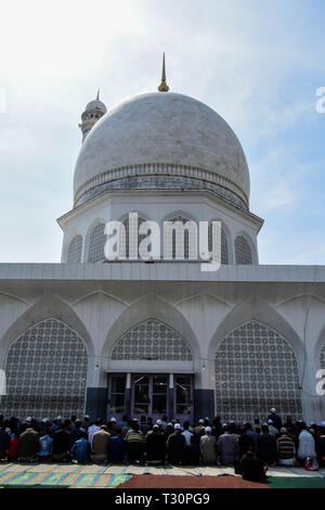 Srinagar Kashmir, 4 aprile 2019. 4 apr, 2019. I devoti si riuniranno presso il santuario Hazratbal a offrire preghiere alla vigilia del FUSC-e-Mehraj noto anche come Al Isra' a Srinagar, che celebra la notte quando il Profeta Maometto ascese al cielo. Migliaia di devoti celebrano il 27 Rajab, il settimo mese del calendario islamico, che porta un grande significato nell Islam come secondo la Sura Isra Profeta Muhammad è stato preso per una sola notte viaggio verso il cielo che è descritto come un fisico e spirituale viaggio Credito: Muzamil Mattoo/IMAGESLIVE/ZUMA filo/Alamy Live News Foto Stock