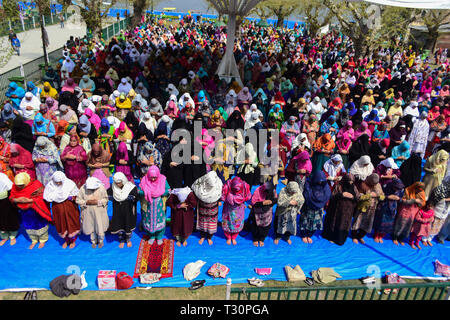 Srinagar Kashmir, 4 aprile 2019. 4 apr, 2019. I devoti si riuniranno presso il santuario Hazratbal a offrire preghiere alla vigilia del FUSC-e-Mehraj noto anche come Al Isra' a Srinagar, che celebra la notte quando il Profeta Maometto ascese al cielo. Migliaia di devoti celebrano il 27 Rajab, il settimo mese del calendario islamico, che porta un grande significato nell Islam come secondo la Sura Isra Profeta Muhammad è stato preso per una sola notte viaggio verso il cielo che è descritto come un fisico e spirituale viaggio Credito: Muzamil Mattoo/IMAGESLIVE/ZUMA filo/Alamy Live News Foto Stock