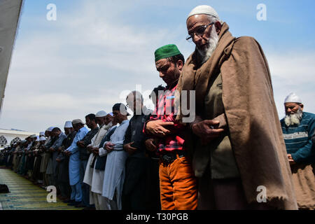 Srinagar Kashmir, 4 aprile 2019. 4 apr, 2019. I devoti si riuniranno presso il santuario Hazratbal a offrire preghiere alla vigilia del FUSC-e-Mehraj noto anche come Al Isra' a Srinagar, che celebra la notte quando il Profeta Maometto ascese al cielo. Migliaia di devoti celebrano il 27 Rajab, il settimo mese del calendario islamico, che porta un grande significato nell Islam come secondo la Sura Isra Profeta Muhammad è stato preso per una sola notte viaggio verso il cielo che è descritto come un fisico e spirituale viaggio Credito: Muzamil Mattoo/IMAGESLIVE/ZUMA filo/Alamy Live News Foto Stock