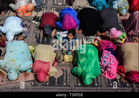 Srinagar Kashmir, 4 aprile 2019. 4 apr, 2019. I devoti si riuniranno presso il santuario Hazratbal a offrire preghiere alla vigilia del FUSC-e-Mehraj noto anche come Al Isra' a Srinagar, che celebra la notte quando il Profeta Maometto ascese al cielo. Migliaia di devoti celebrano il 27 Rajab, il settimo mese del calendario islamico, che porta un grande significato nell Islam come secondo la Sura Isra Profeta Muhammad è stato preso per una sola notte viaggio verso il cielo che è descritto come un fisico e spirituale viaggio Credito: Muzamil Mattoo/IMAGESLIVE/ZUMA filo/Alamy Live News Foto Stock