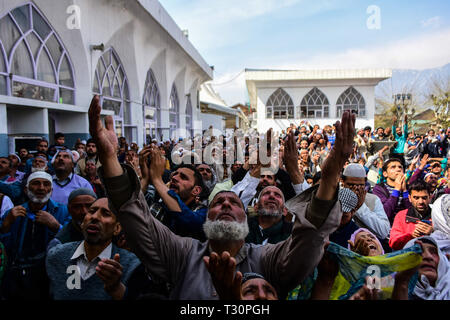 Srinagar Kashmir, 4 aprile 2019. 4 apr, 2019. I devoti si riuniranno presso il santuario Hazratbal a offrire preghiere alla vigilia del FUSC-e-Mehraj noto anche come Al Isra' a Srinagar, che celebra la notte quando il Profeta Maometto ascese al cielo. Migliaia di devoti celebrano il 27 Rajab, il settimo mese del calendario islamico, che porta un grande significato nell Islam come secondo la Sura Isra Profeta Muhammad è stato preso per una sola notte viaggio verso il cielo che è descritto come un fisico e spirituale viaggio Credito: Muzamil Mattoo/IMAGESLIVE/ZUMA filo/Alamy Live News Foto Stock