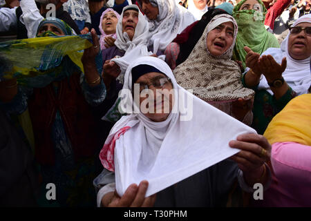 Srinagar Kashmir, 4 aprile 2019. 4 apr, 2019. I devoti si riuniranno presso il santuario Hazratbal a offrire preghiere alla vigilia del FUSC-e-Mehraj noto anche come Al Isra' a Srinagar, che celebra la notte quando il Profeta Maometto ascese al cielo. Migliaia di devoti celebrano il 27 Rajab, il settimo mese del calendario islamico, che porta un grande significato nell Islam come secondo la Sura Isra Profeta Muhammad è stato preso per una sola notte viaggio verso il cielo che è descritto come un fisico e spirituale viaggio Credito: Muzamil Mattoo/IMAGESLIVE/ZUMA filo/Alamy Live News Foto Stock