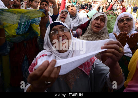 Srinagar Kashmir, 4 aprile 2019. 4 apr, 2019. I devoti si riuniranno presso il santuario Hazratbal a offrire preghiere alla vigilia del FUSC-e-Mehraj noto anche come Al Isra' a Srinagar, che celebra la notte quando il Profeta Maometto ascese al cielo. Migliaia di devoti celebrano il 27 Rajab, il settimo mese del calendario islamico, che porta un grande significato nell Islam come secondo la Sura Isra Profeta Muhammad è stato preso per una sola notte viaggio verso il cielo che è descritto come un fisico e spirituale viaggio Credito: Muzamil Mattoo/IMAGESLIVE/ZUMA filo/Alamy Live News Foto Stock