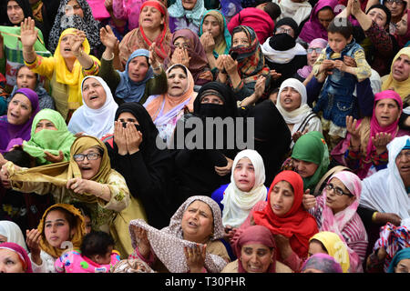 Srinagar Kashmir, 4 aprile 2019. 4 apr, 2019. I devoti si riuniranno presso il santuario Hazratbal a offrire preghiere alla vigilia del FUSC-e-Mehraj noto anche come Al Isra' a Srinagar, che celebra la notte quando il Profeta Maometto ascese al cielo. Migliaia di devoti celebrano il 27 Rajab, il settimo mese del calendario islamico, che porta un grande significato nell Islam come secondo la Sura Isra Profeta Muhammad è stato preso per una sola notte viaggio verso il cielo che è descritto come un fisico e spirituale viaggio Credito: Muzamil Mattoo/IMAGESLIVE/ZUMA filo/Alamy Live News Foto Stock