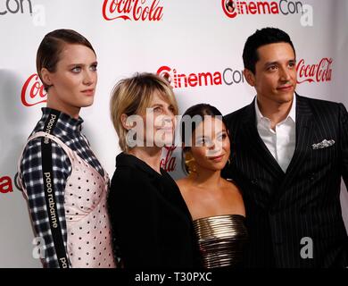 Las Vegas, NV, Stati Uniti d'America. 4 apr, 2019. Mackenzie Davis, Linda Hamilton, Natalia Reyes, Gabriel Luna presso gli arrivi per CinemaCon Grande schermo Achievement Award 2019, il Colosseo di Caesars Palace Las Vegas NV, Aprile 4, 2019. Credito: JA/Everett raccolta/Alamy Live News Foto Stock