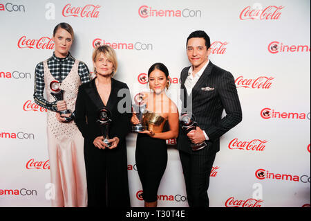 Las Vegas, Stati Uniti d'America. 04 apr, 2019. Attrici Mackenzie Davis, Linda Hamilton, Natalia Reyes e attore Gabriel Luna arriva per il 2019 CinemaCon Grande schermo Achievement Award a Omiš nightclub al Caesars Palace a Las Vegas il 4 aprile 2019. Credito: la foto di accesso/Alamy Live News Foto Stock