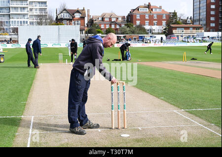 Hove Sussex, Regno Unito. 05 apr, 2019. Uno dei Sussex groundsmen Marc Gravett è prepara i monconi sul suo ultimo giorno di lavoro presso il club prima della contea di Specasavers Divisione del Campionato due match tra Sussex e Leicestershire al primo centro di County Ground a Hove su un soleggiato ma fresco la mattina prima della stagione Credito: Simon Dack/Alamy Live News Foto Stock