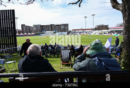 Hove Sussex, Regno Unito. 05 apr, 2019. Spettatori guarda Sussex v Leicestershire in Specasavers County Championship Division due corrispondono al primo centro di County Ground a Hove su un soleggiato ma fresco la mattina prima della stagione Credito: Simon Dack/Alamy Live News Foto Stock