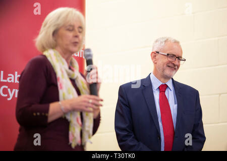 Newport, Wales, Regno Unito, 5 aprile 2019. Leader laburista Jeremy Corbyn durante un discorso per celebrare la vittoria elettorale di Ruth Jones (sinistra), la nuova MP per Newport ovest alla pillola Millennium Centre in Newport. Credito: Mark Hawkins/Alamy Live News Foto Stock