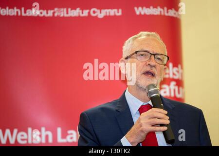 Newport, Wales, Regno Unito, 5 aprile 2019. Leader laburista Jeremy Corbyn dà un discorso a fianco alla pillola Millennium Centre a Newport per celebrare il Newport West by-vittoria elettorale di Ruth Jones. Credito: Mark Hawkins/Alamy Live News Foto Stock