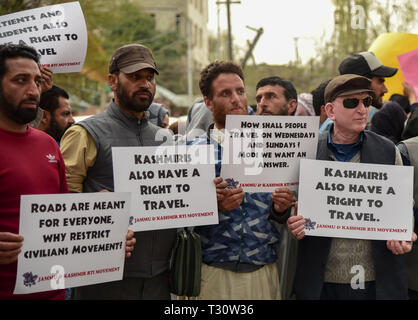 Srinagar, Jammu e Kashmir in India. 5 apr, 2019. I membri del movimento di RTI visto holding cartelloni durante una manifestazione di protesta a Srinagar.Il governo dello stato di mercoledì 3 aprile, aveva annunciato che nessun traffico civile sarà consentito sulla Jammu-Srinagar autostrada di domenica e mercoledì dalle 4 a.m. alle 5 p.m. per garantire la sicurezza dell'Indiano convogli di sicurezza in seguito a un attacco all esercito indiano convoglio di Pulwama giovedì, 14 febbraio. Credito: Idrees Abbas SOPA/images/ZUMA filo/Alamy Live News Foto Stock
