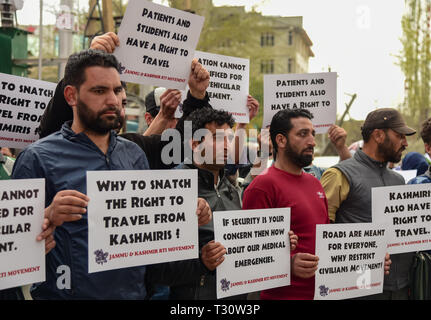 Srinagar, Jammu e Kashmir in India. 5 apr, 2019. I membri del movimento di RTI visto holding cartelloni durante una manifestazione di protesta a Srinagar.Il governo dello stato di mercoledì 3 aprile, aveva annunciato che nessun traffico civile sarà consentito sulla Jammu-Srinagar autostrada di domenica e mercoledì dalle 4 a.m. alle 5 p.m. per garantire la sicurezza dell'Indiano convogli di sicurezza in seguito a un attacco all esercito indiano convoglio di Pulwama giovedì, 14 febbraio. Credito: Idrees Abbas SOPA/images/ZUMA filo/Alamy Live News Foto Stock
