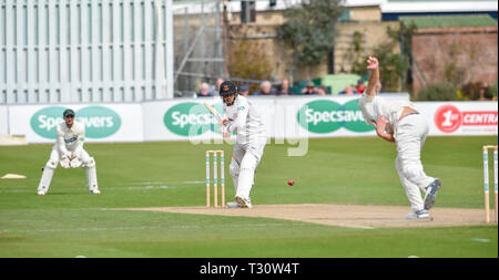 Hove Sussex, Regno Unito. 05 apr, 2019. Chris Jordan batting per Sussex contro Leicestershire in Specasavers County Championship Division due corrispondono al primo centro di County Ground a Hove su un soleggiato ma fresco la mattina prima della stagione Credito: Simon Dack/Alamy Live News Foto Stock