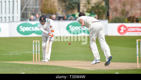 Hove Sussex, Regno Unito. 05 apr, 2019. Chris Jordan batting per Sussex contro Leicestershire in Specasavers County Championship Division due corrispondono al primo centro di County Ground a Hove su un soleggiato ma fresco la mattina prima della stagione Credito: Simon Dack/Alamy Live News Foto Stock