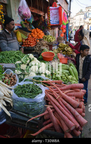 Mandawa, Indien. 06 feb 2019. Scena di strada in Mandawa in India del Nord - le verdure fresche vengono offerti a un cavalletto, aggiunto il 06.02.2019 | Utilizzo di credito in tutto il mondo: dpa/Alamy Live News Foto Stock