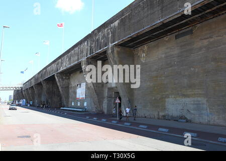 St. Nazaire, Frankreich. 31 Luglio, 2018. Vista della facciata esterna del sommergibile tedesco bunker in St. Nazaire. | Utilizzo di credito in tutto il mondo: dpa/Alamy Live News Foto Stock