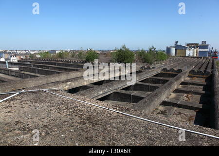 St. Nazaire, Frankreich. 31 Luglio, 2018. Vista del tetto del sommergibile tedesco bunker in St. Nazaire. | Utilizzo di credito in tutto il mondo: dpa/Alamy Live News Foto Stock