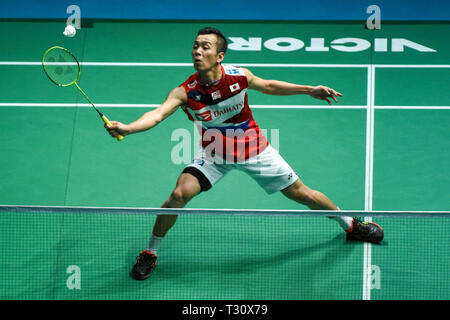 Kuala Lumpur, Malesia. 5 apr, 2019. Kenta Nishimoto del Giappone colpisce un ritorno durante la Malaysia Open Uomini Singoli Quarti match contro Shi Yuqi della Cina di Kuala Lumpur in Malesia, 5 aprile 2019. Shi Yuqi ha vinto 2-0. Credito: Chong Voon Chung/Xinhua/Alamy Live News Foto Stock