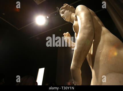 (190405) -- ATENE, 5 aprile 2019 (Xinhua) -- Foto scattata il 4 aprile 2019 mostra una statua romana della dea greca Afrodite, che viene visualizzata per la prima volta alla fiera "innumerevoli aspetti di bellezza' detenuto dal Museo Archeologico Nazionale di Atene, Grecia. Una statua in marmo della greca antica dea Afrodite lungo con due profumi dall antichità sono state svelata al Museo Archeologico Nazionale della Grecia il giovedì per contrassegnare un anno di anniversario della Mostra temporanea 'innumerevoli aspetti della bellezza.' per andare con 'Funzione: Afrodite statua on maiden display, lungo Foto Stock