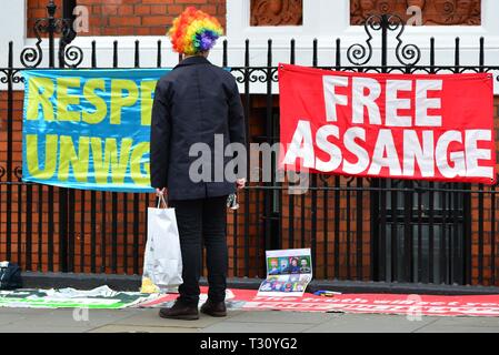 Londra, Regno Unito. 5 apr, 2019. Un uomo in un clown hat al di fuori dell'Ambasciata ecuadoriana in Knightsbridge di Londra. WIkileaks rivendicazioni da una sorgente nell Ambasciata membri che Julian Assange che ha cercato rifugio lì dal 2012 sarà espulso in 'ore o giorni'. Credito: Claire Doherty/Alamy Live News Foto Stock